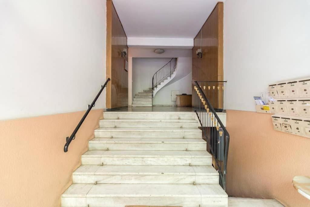 Апартаменты Sunlit 2Br Oasis In Metaxourghio 3Min From Metro Афины Экстерьер фото